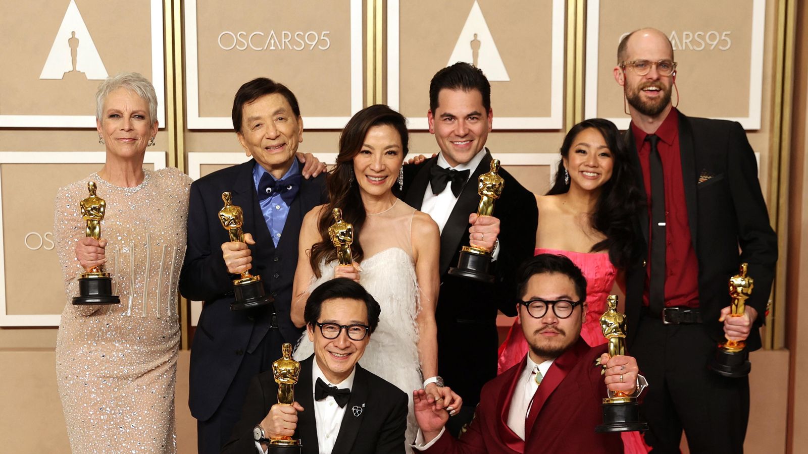 L'equip de 'Tot a la vegada a tot arreu' posa amb els premis Oscar que han guanyat