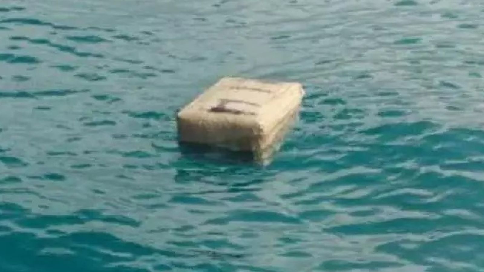 Un farcell surant a la mar, en una imatge d'arxiu.