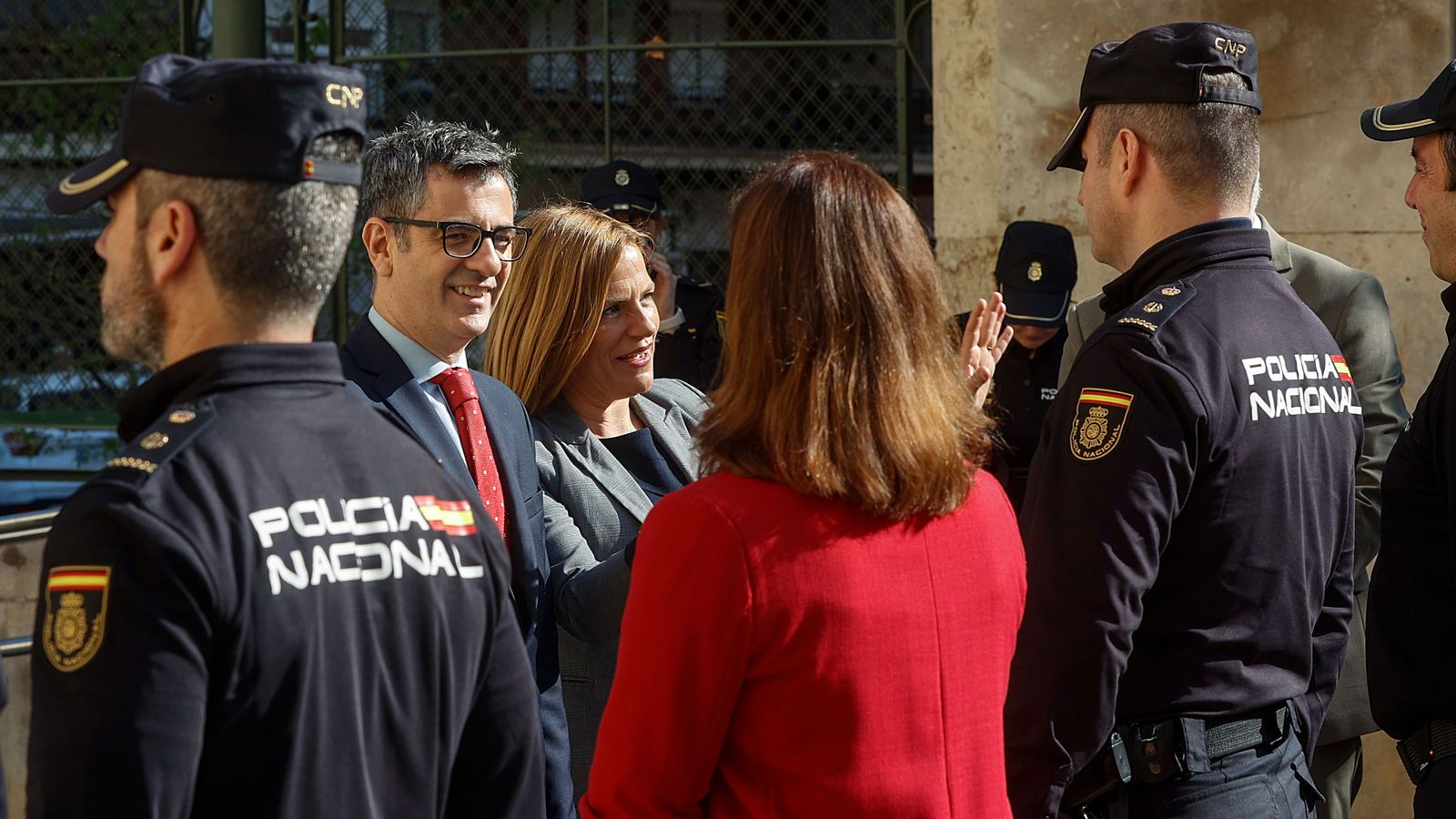 El ministre Bolaños, amb la delegada del govern espanyol a la Comunitat Valenciana, durant la visita a València aquest dimecres