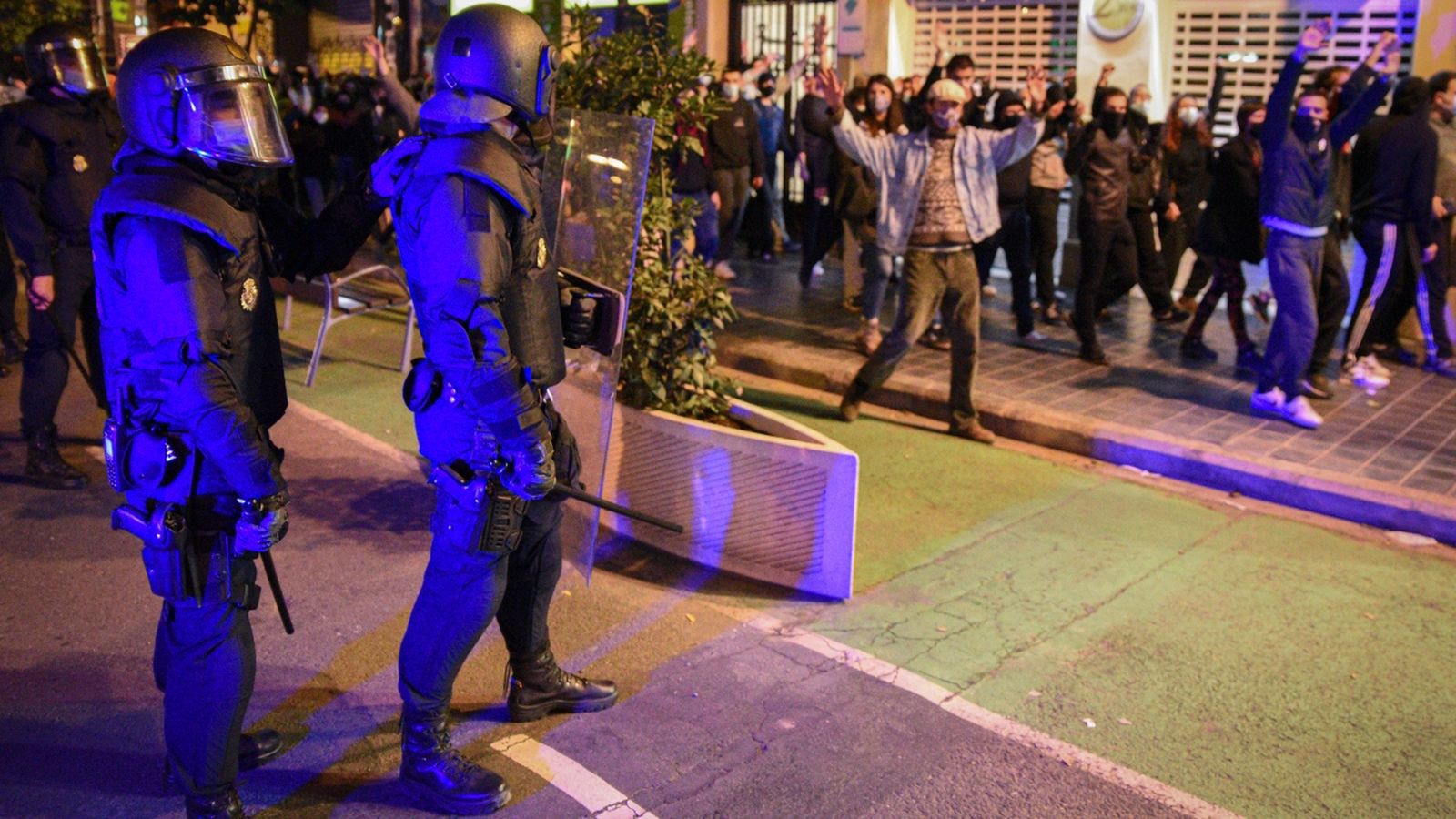 Agents de la Policia Nacional durant una manifestació a València a favor del condemnat Pablo Hasél