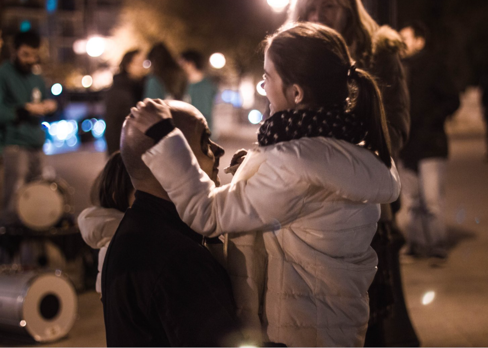 Imatge d'arxiu de ciutadans i ciutadanes de València celebrant l'Hora del Planeta