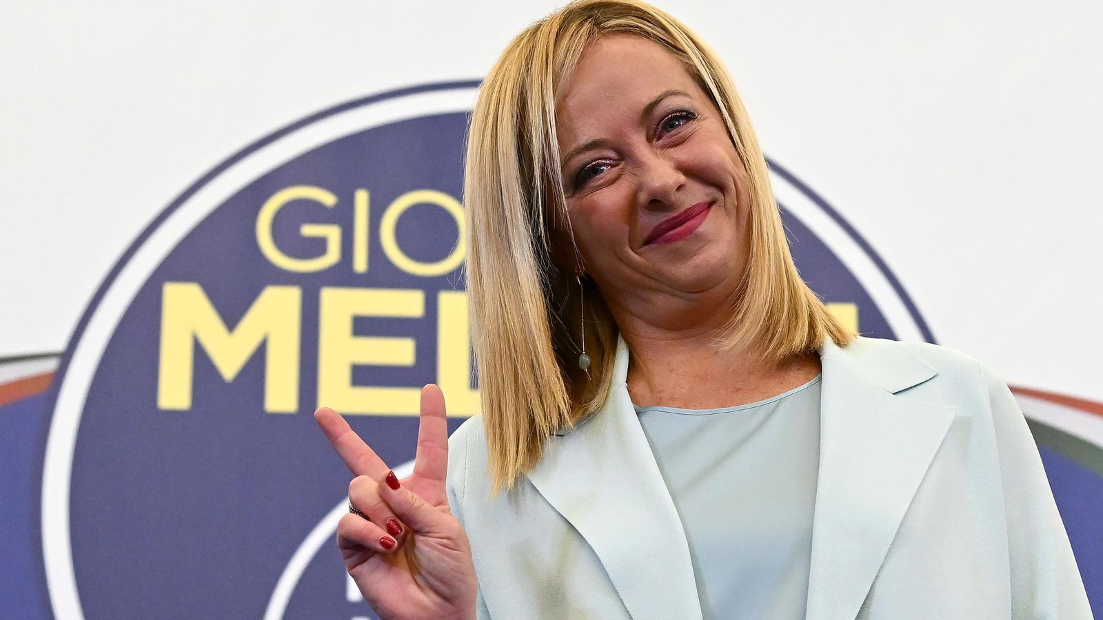 Giorgia Meloni fa el signe de la victòria després de véncer en les eleccions generals a Itàlia