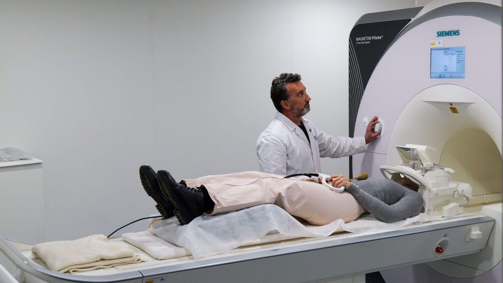 Un dels investigadors realitza una ressonància magnètica funcional a una de les participants en l'estudi