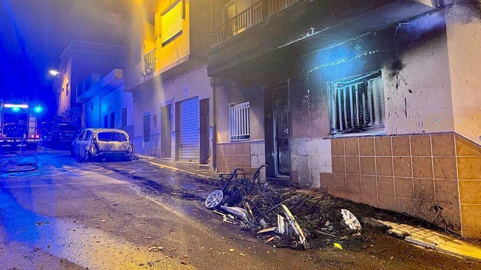 L'incendi ha afectat a dues vehicles i una vienda d'Almenara