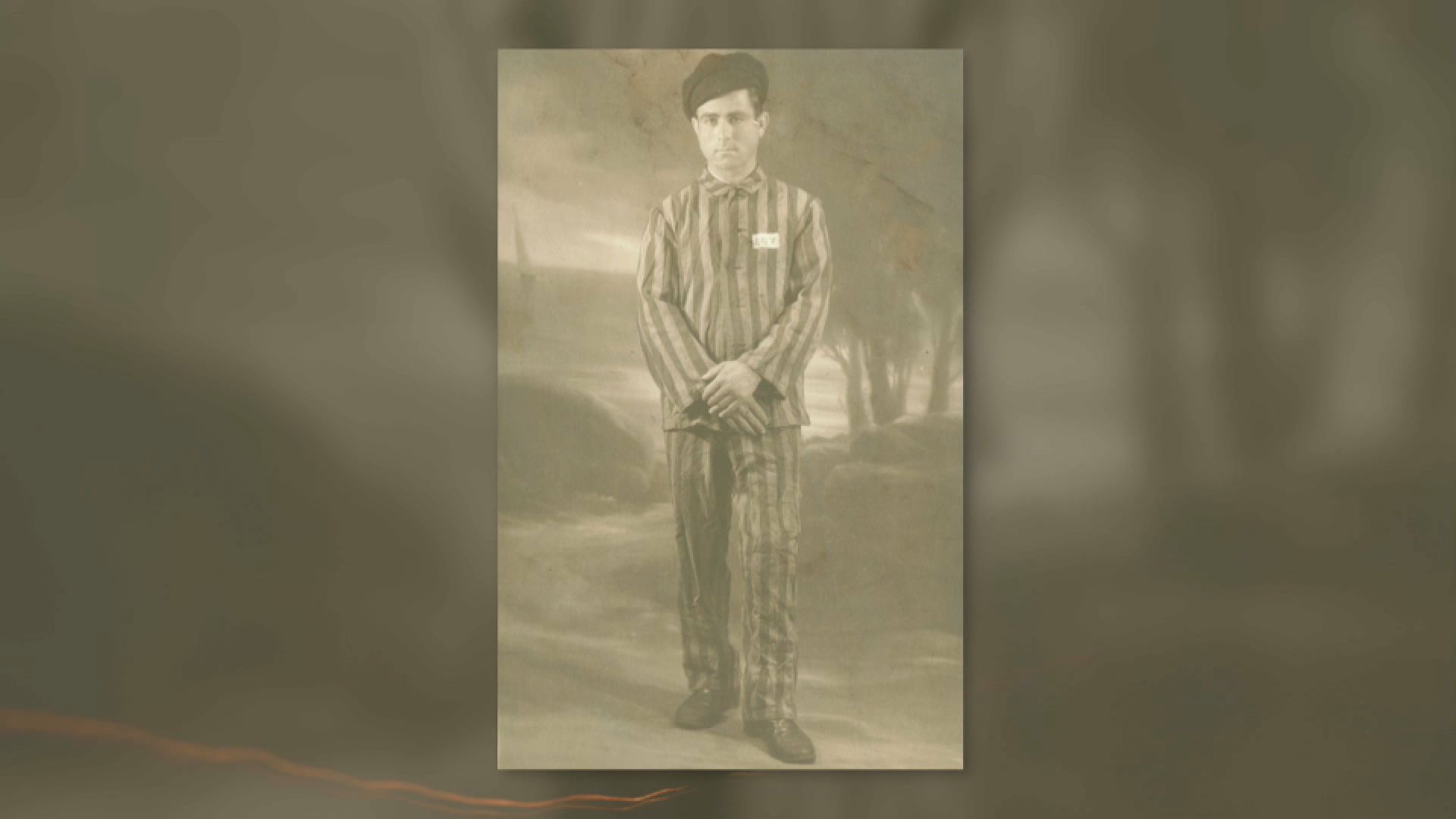 El iaio de Rosa es va fotografiar amb el pijama de Mauthausen una vegada va eixir del camp de concentració El iaio de Rosa es va fotografiar amb el pijama de Mauthausen una vegada va eixir del camp de concentració