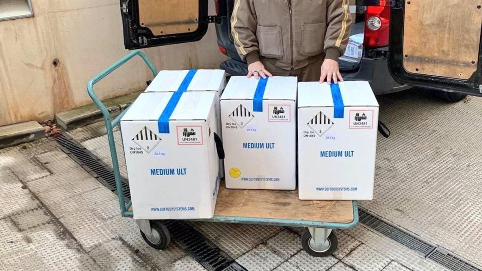 Caixes amb les dosis de la vacuna de Pfizer-BioNTech