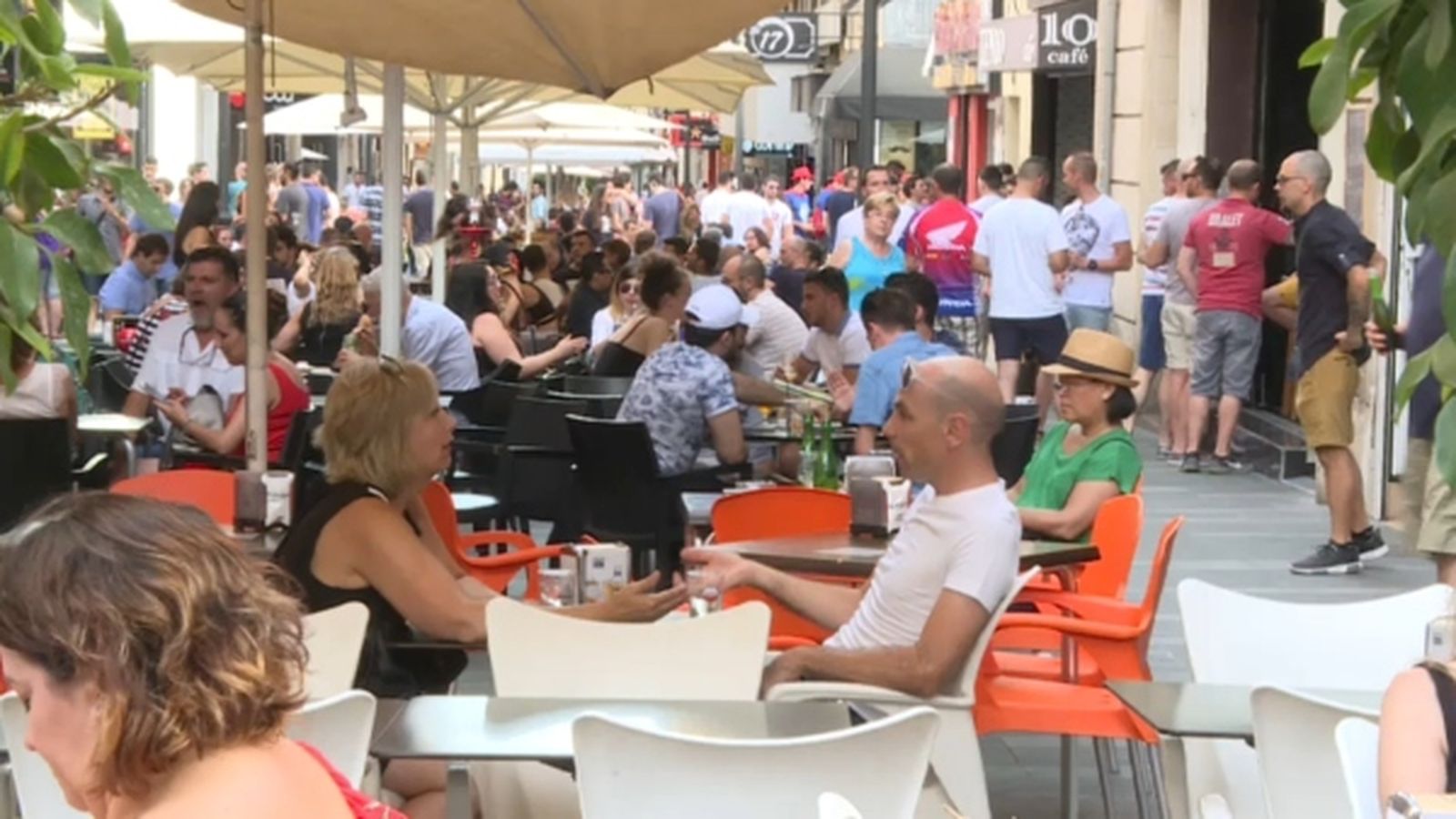 L'estiu intensifica la batalla pels carrers entre veïns i hotelers