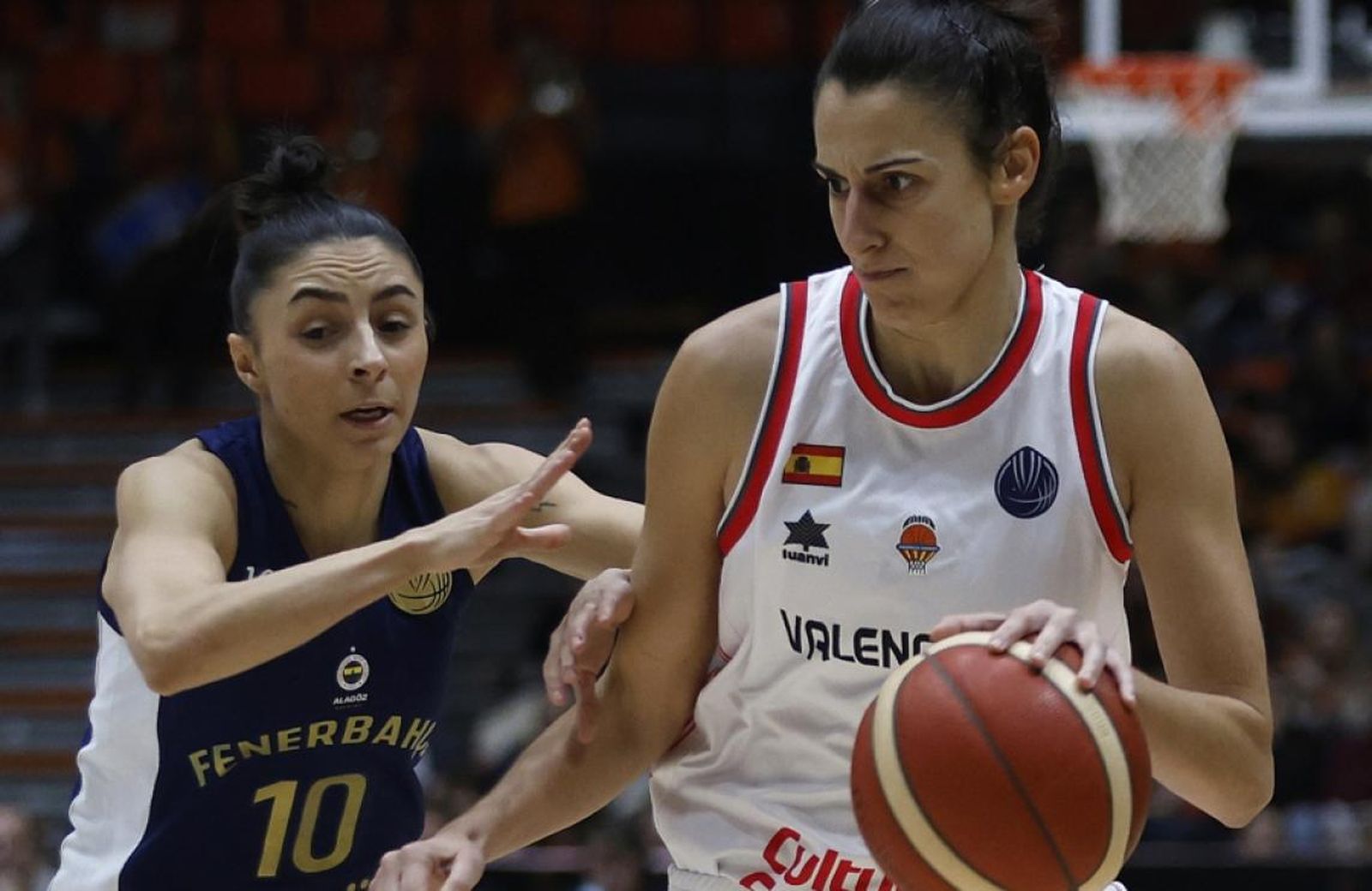 Valencia Basket amb el Fenehbahce en el partit de 2025