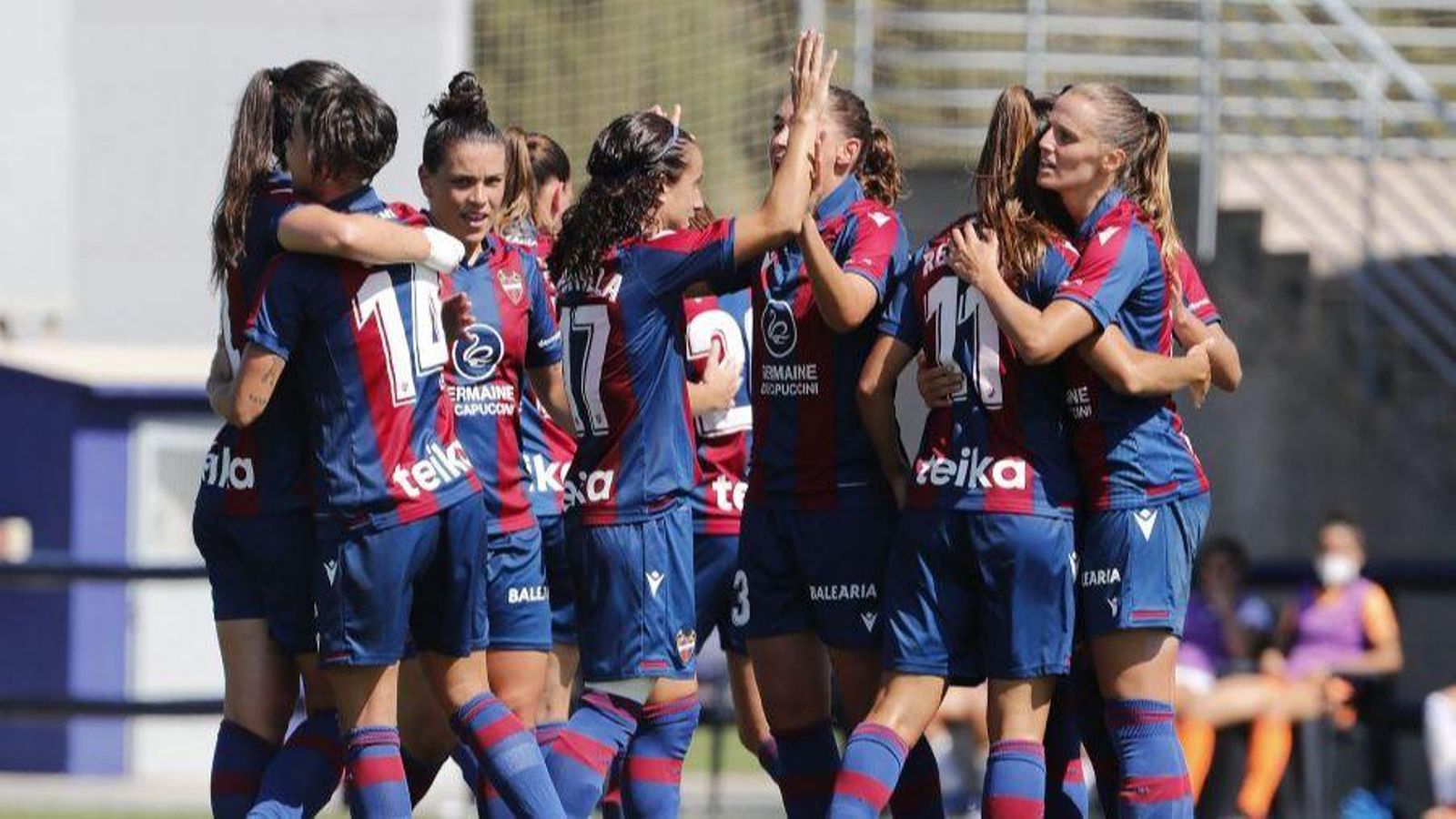 Les jugadores granota celebren un dels gols