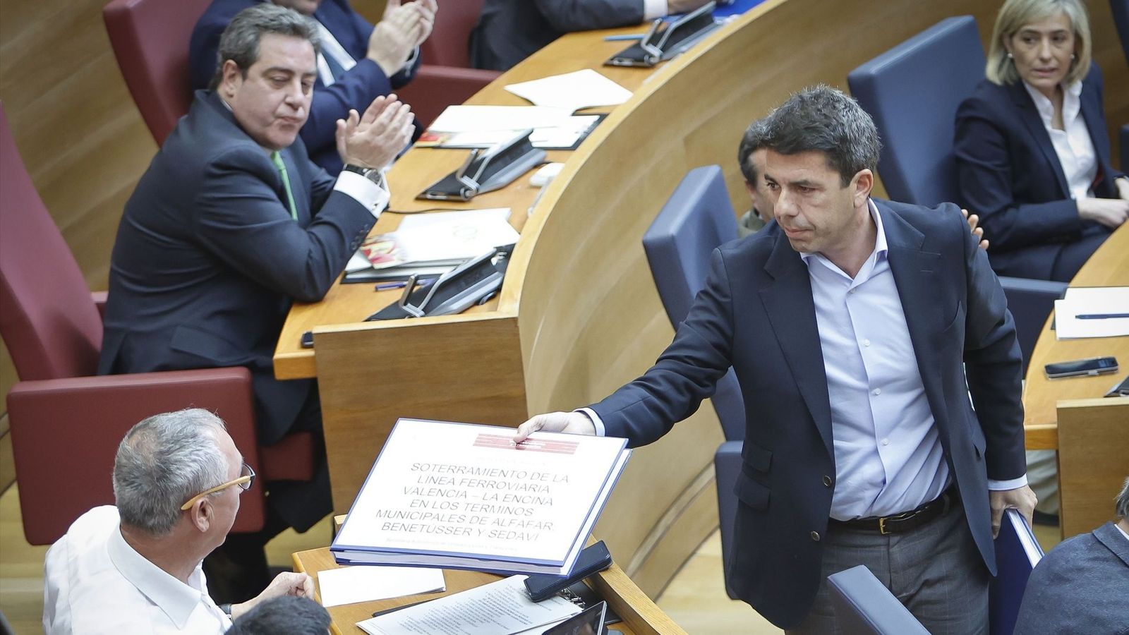 Mazón lliura a Baldoví el projecte per a soterrar les vies del tren a Alfafar