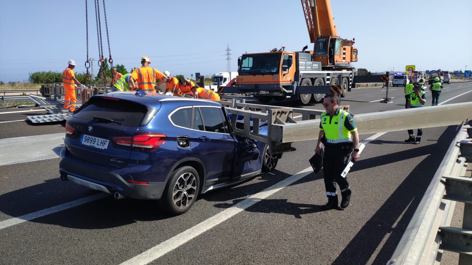 Un cotxe s'ha estavellat contra l'arc de senyalització caigut