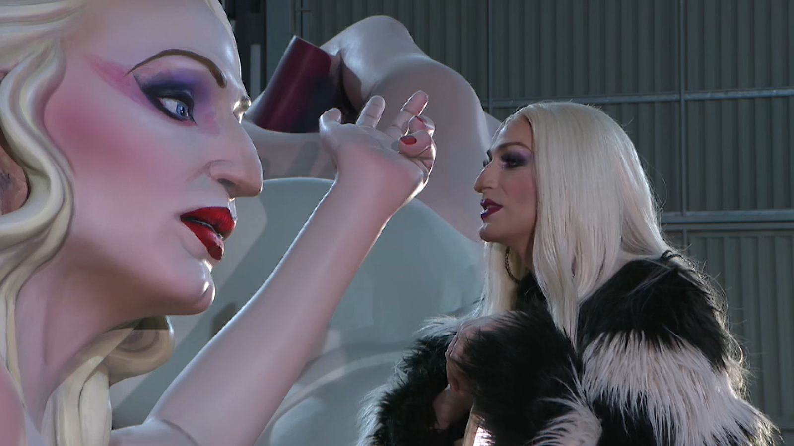 L'artista Liz Dust, retocant la seua figura de la falla