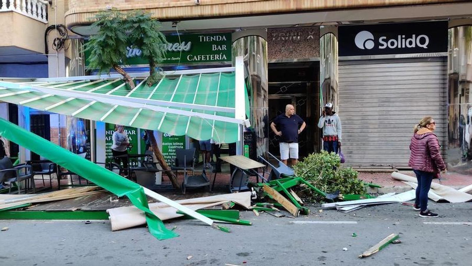 Imatge de la terrassa que ha arrasat el vehicle