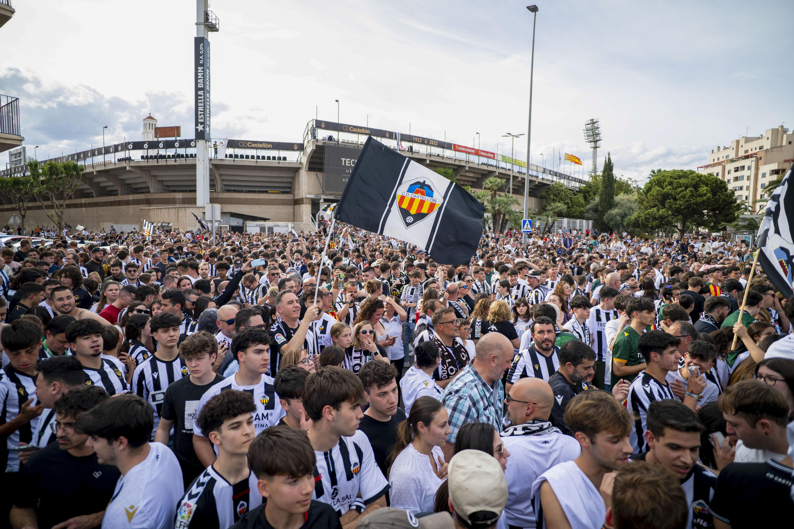 En la plaça Teodoro Izquierdo s'han arribat a concentrar per a celebrar l'ascens fins a 25.000 persones