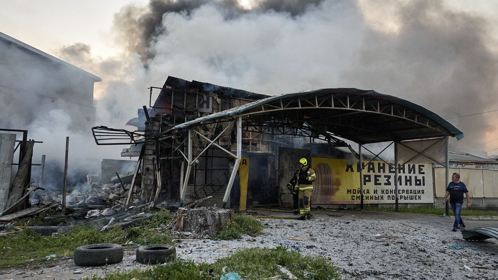 Rescatistes ucraïnesos treballen este dimecres en el lloc d'un atac rus amb drons a Khàrkiv, nord-est d'Ucraïna