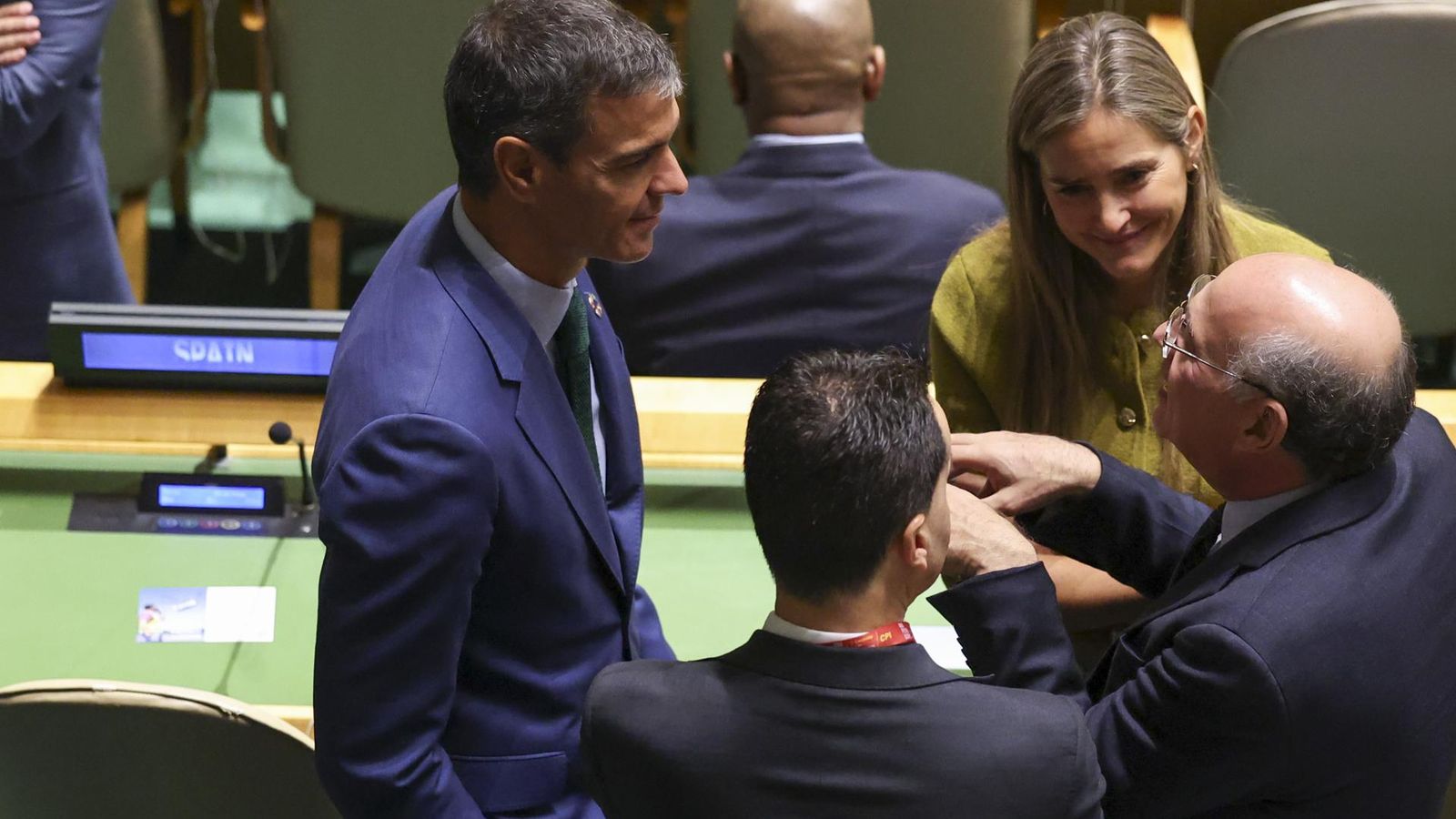 Pedro Sánchez junt a Sara Aagesen abans de les sessions de l'assemblea