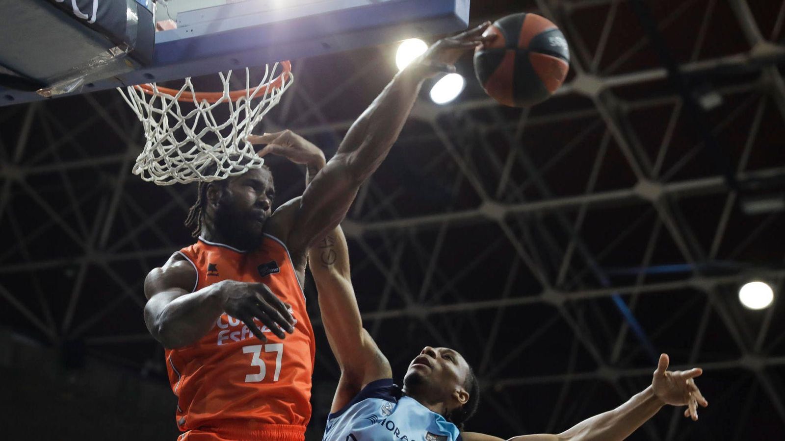 Ojeleye, en una acció defensiva Ojeleye, en una acció defensiva