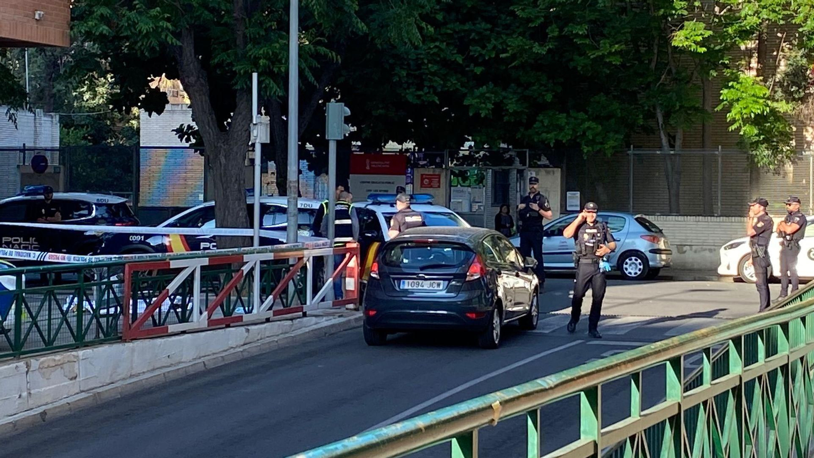 Agents de la Policia Local i la Policia Nacional al lloc dels fets