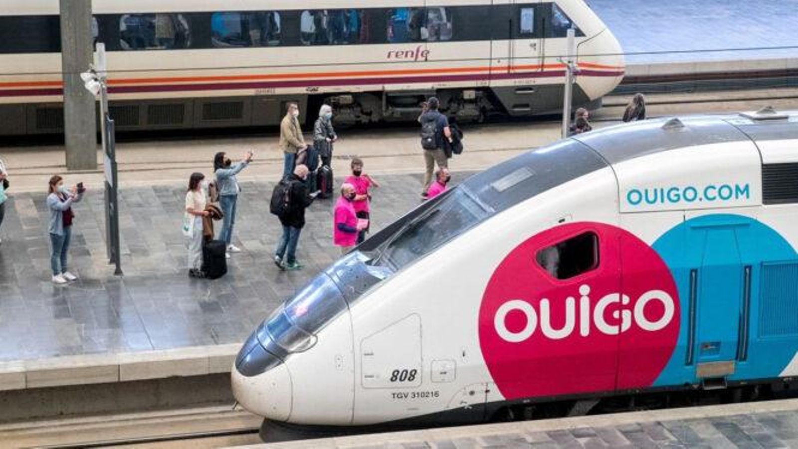 Tren d' Ouigo al costat d'un AVE de Renfe