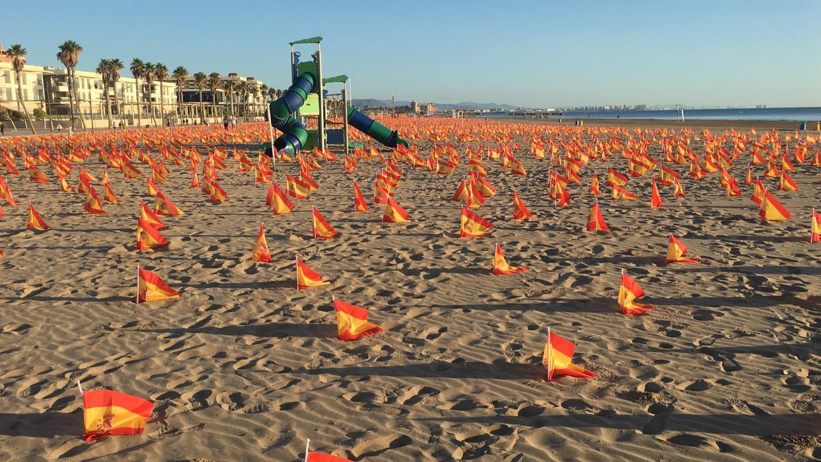 Banderetes plantades per l'Associació Nacional de Víctimes i Afectats pel Coronavirus a la platja de la Patacona