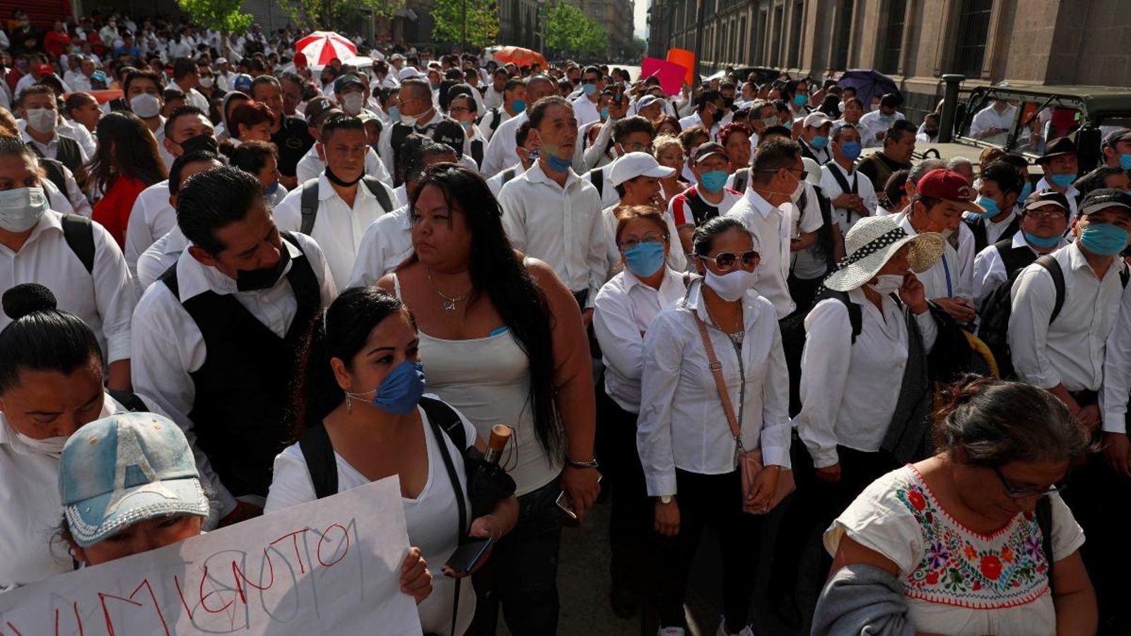 Desenes de cambrers protesten davant el Palau Nacional per demanar ajudes per a la pèrdua de llocs de treball a la Ciutat de Mèxic , aquest 5 d’abril de 2020