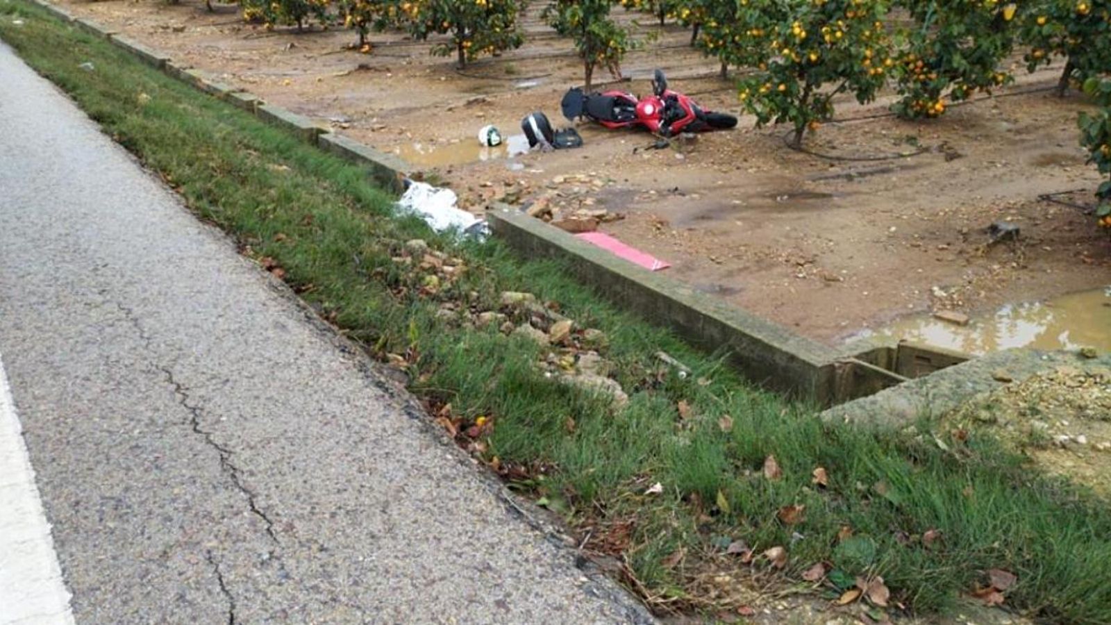 El vehicle del motorista mort.