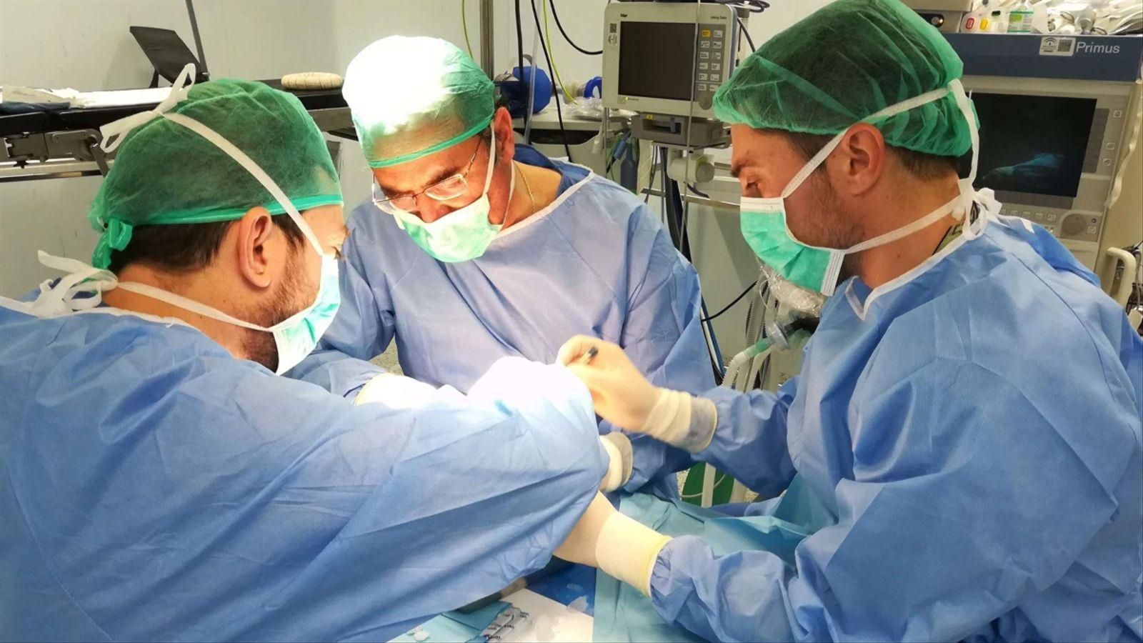 Un equip mèdic realitza un trasplantament / À Punt NTC