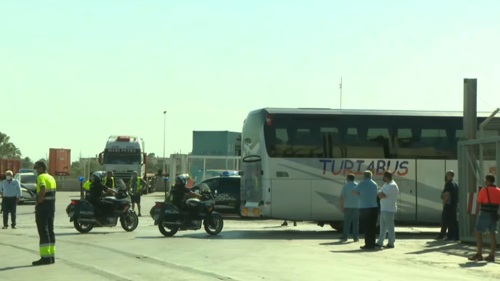 Un dispositiu de la policia acompanya un dels autobusos que ja porta a part del grup de joves arribat des de Mallorca
