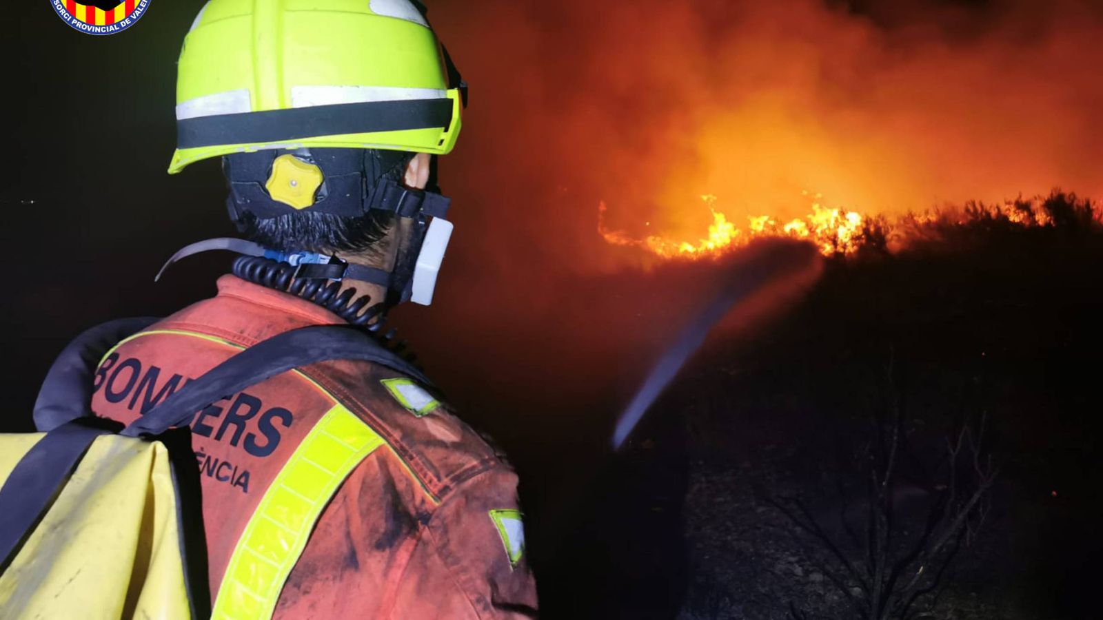 Un bomber treballa en les tasques d'extinció de l'incendi forestal de Rafelguaraf