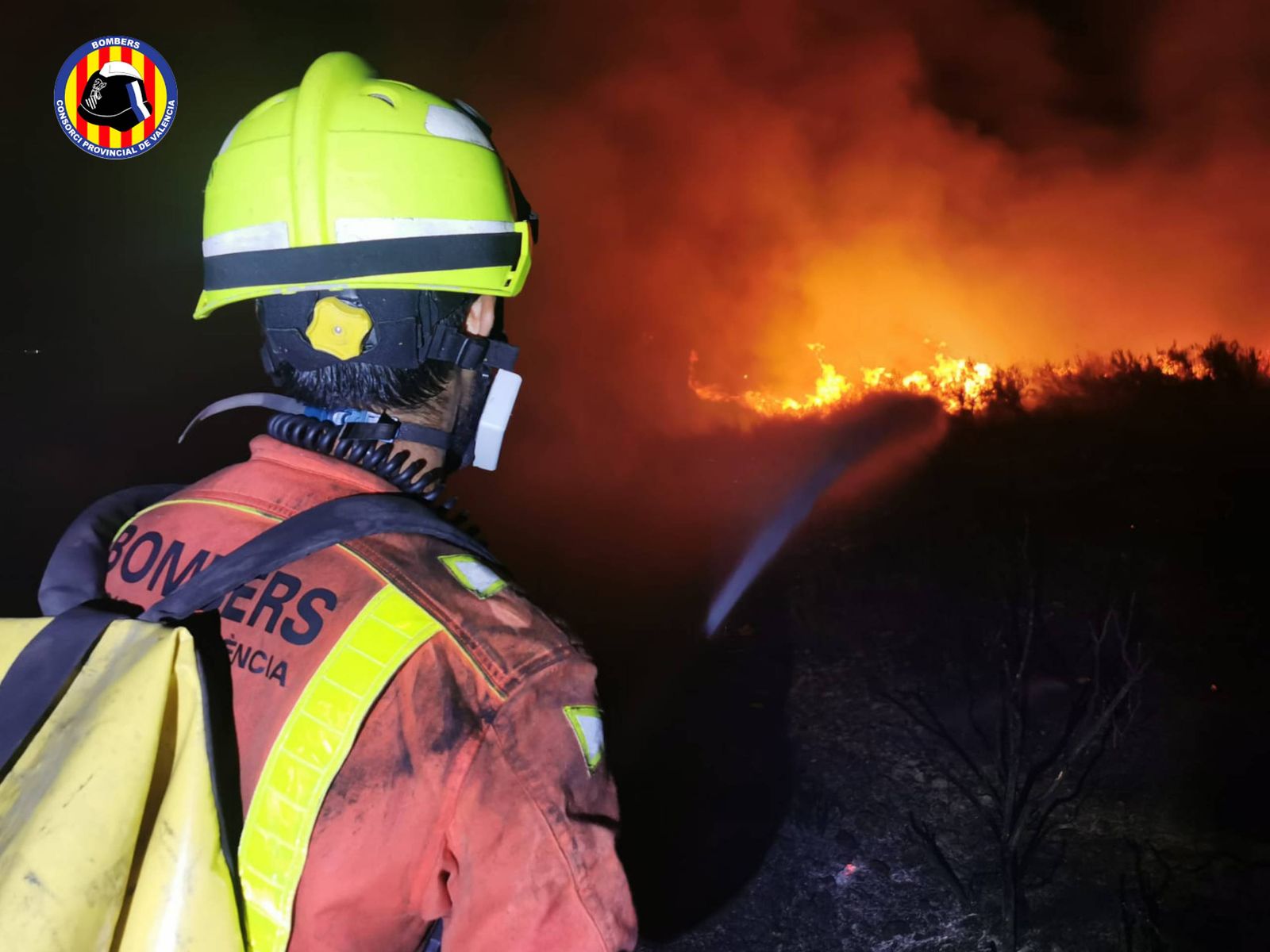 Un bomber treballa en les tasques d'extinció de l'incendi forestal de Rafelguaraf