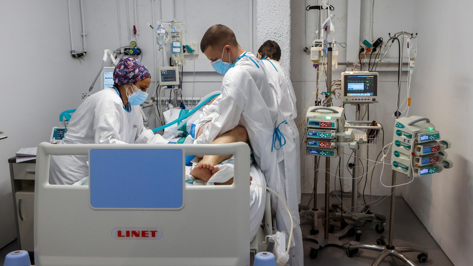 Sanitaris atenen un malalt