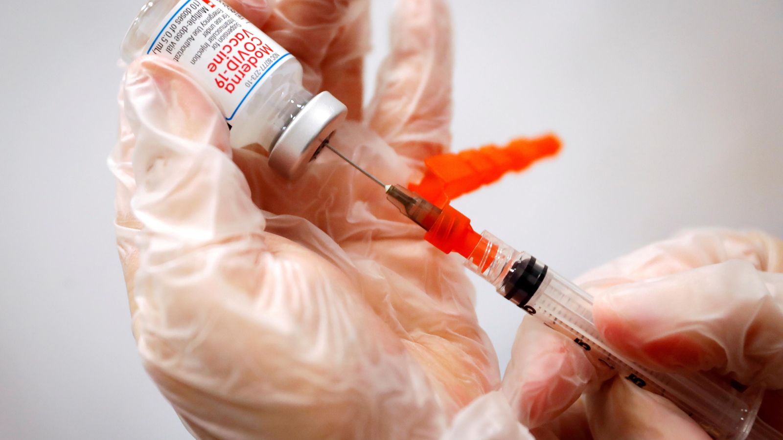 Un sanitari prepara una dosi de la vacuna de Moderna contra la Covid-10