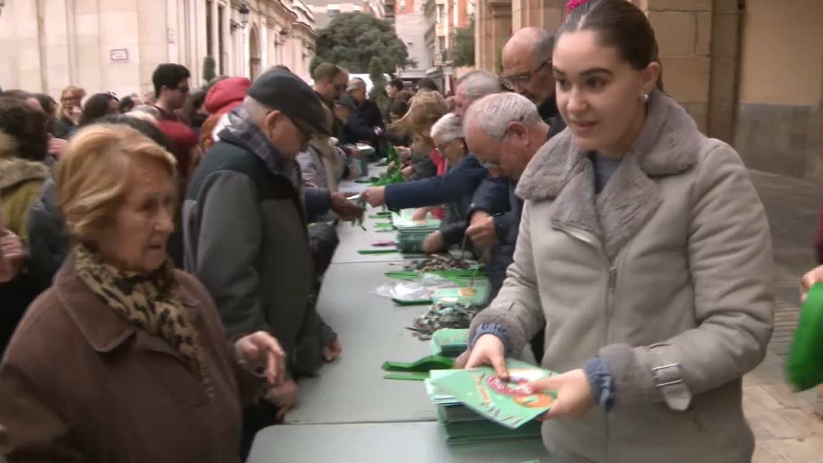 Repartiment del llibret de les festes de la Magdalena este dimarts a la plaça Major de Castelló