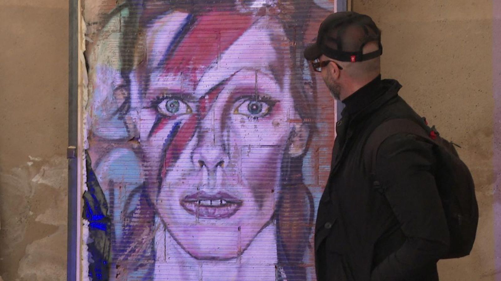 L'autor del mural de Bowie l'observa una vegada extret del mur on estava i traslladat al Centre del Carme de València