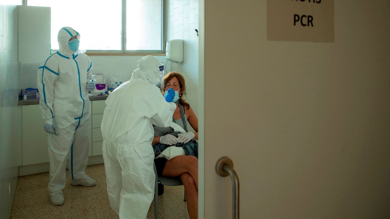 La Generalitat estudia actuar legalment contra qui no complisca la quarantena o es negue a fer-se la PCR