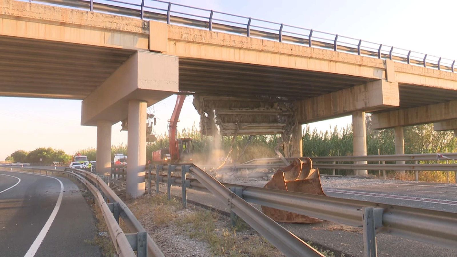 Imatges de l'enderrocament del pont sobre l'N-332 al pas per Gandia