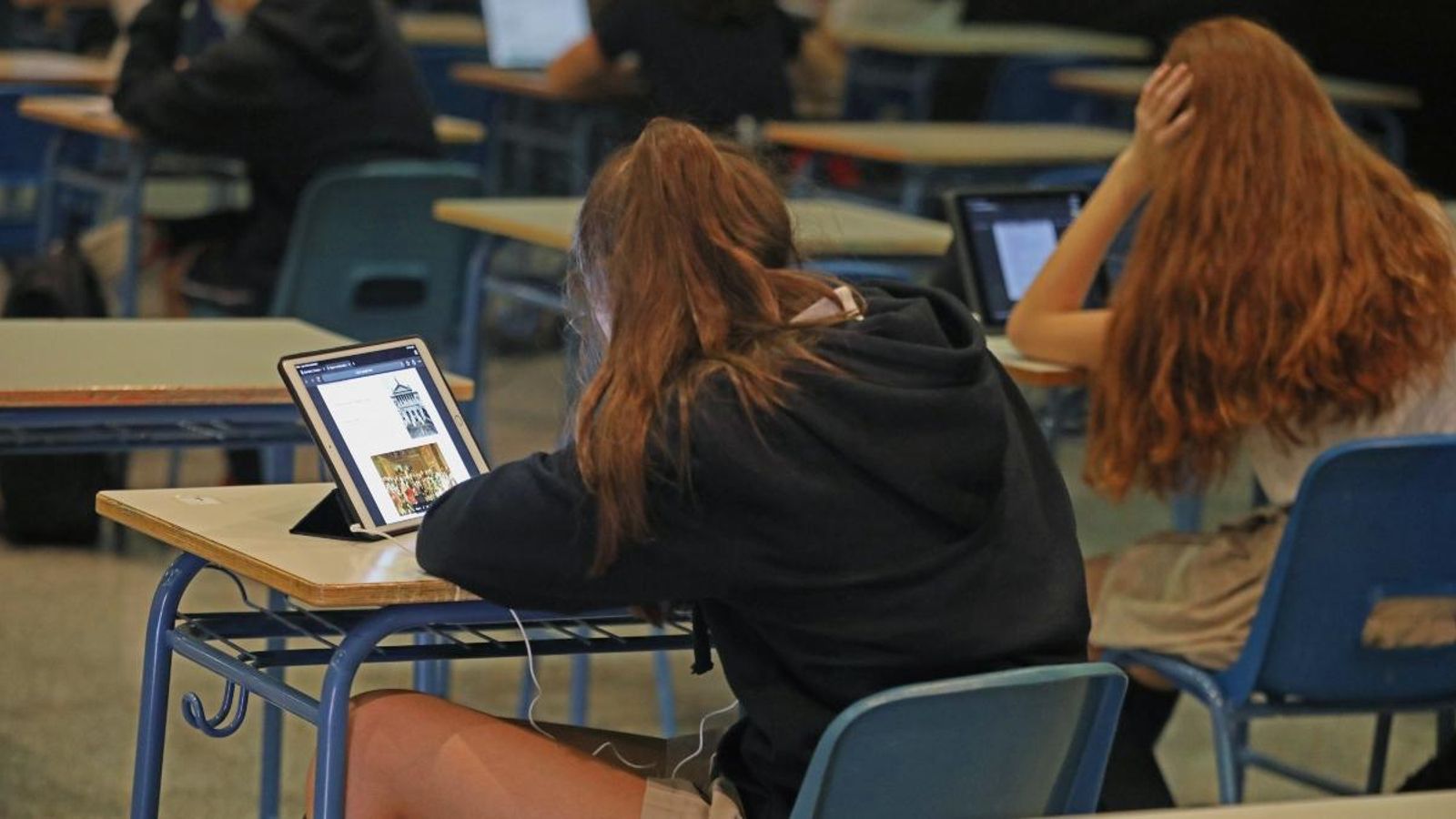 Imatge d'arxiu de classes semipresencials d'alumnes d’ESO