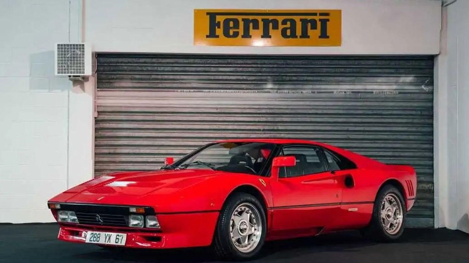 El Ferrari 288 GTO és un model altament exclusiu, concebut originalment per a competir en proves de ral·li i del qual només es van fabricar 272 unitats