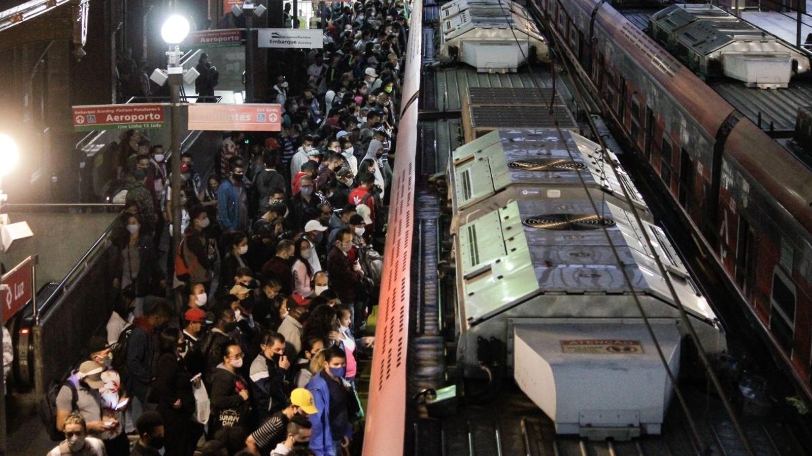 Multitud de gent en l'estació de trens Luz de Sao Paulo