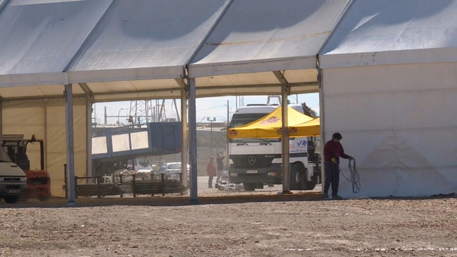 Els treballs de preparació del macrofestival universitari ja estaven en marxa | ÀP