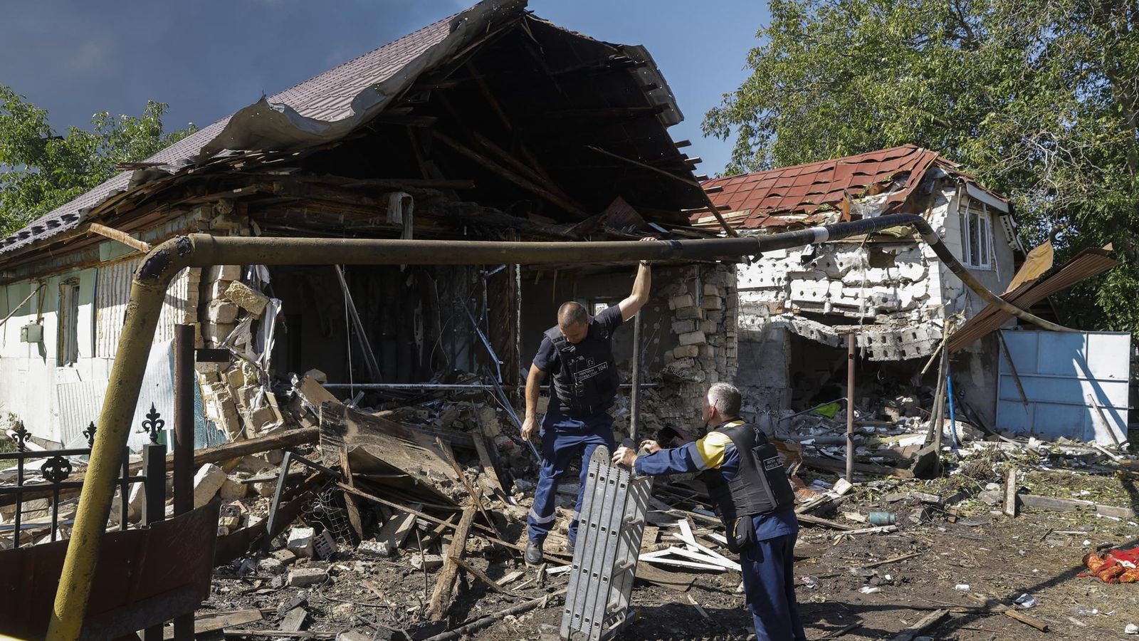 Una casa atacada amb un dron prop de Kiiv
