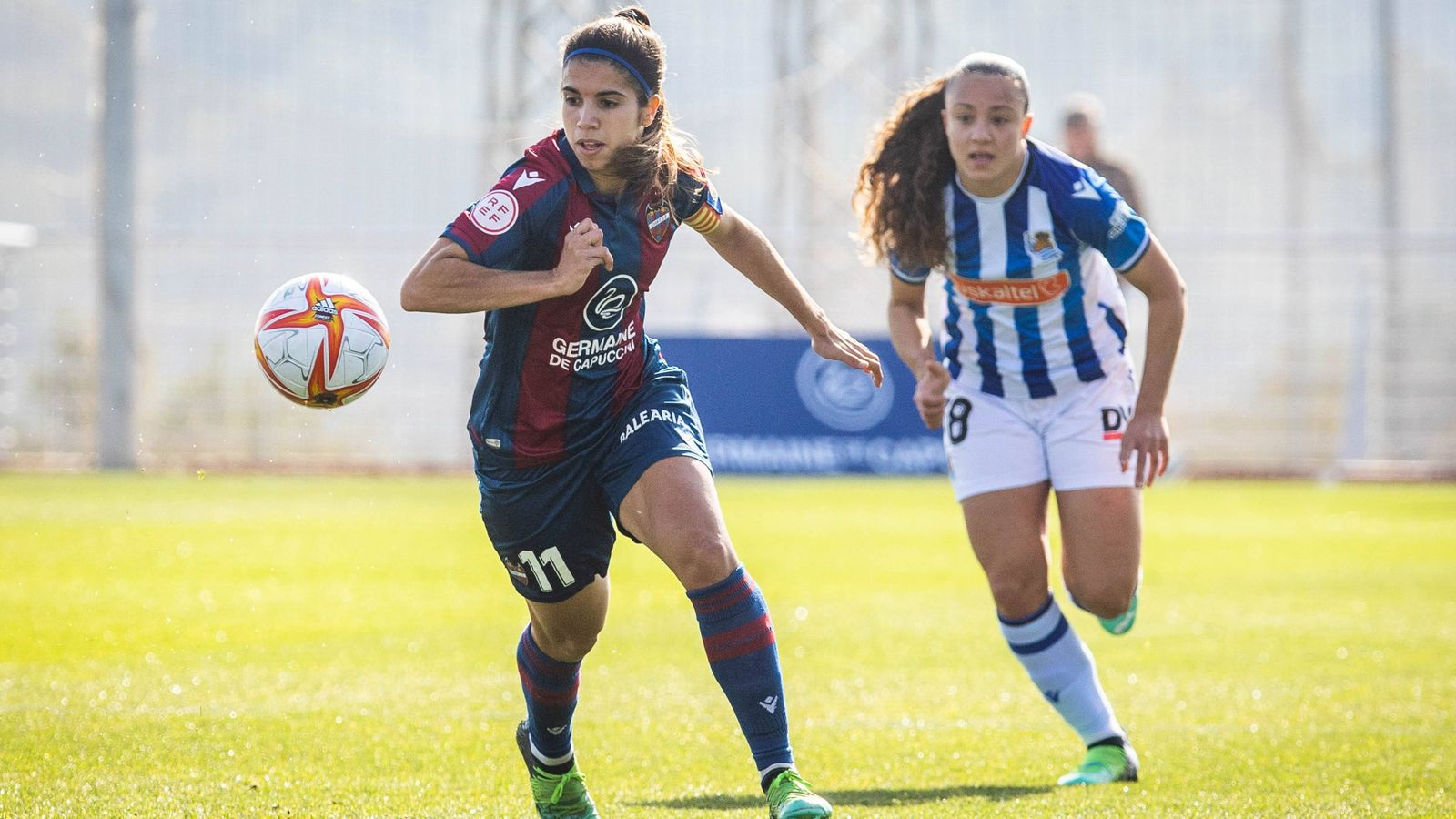 La granota Alba Redondo persegueix un baló en el partit contra la Reial Societat