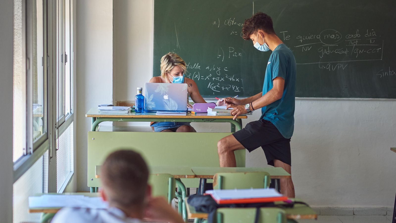 Un alumne de secundària en un aula en una imatge d'arxiu