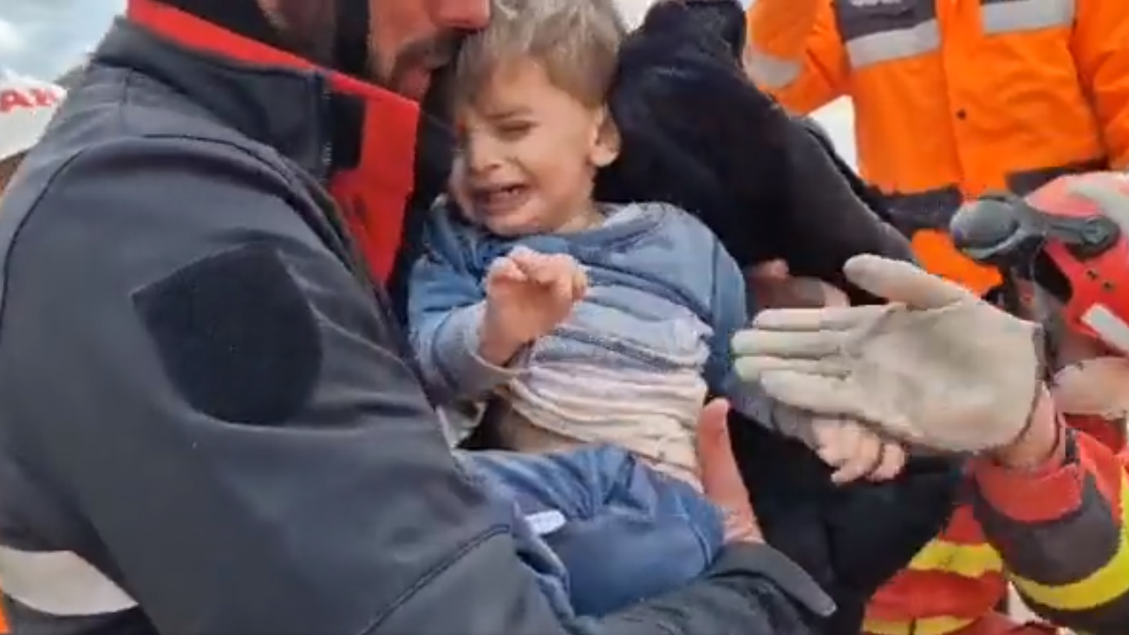 Moment en que els efectius de l'UME treuen el xiquet de les runes