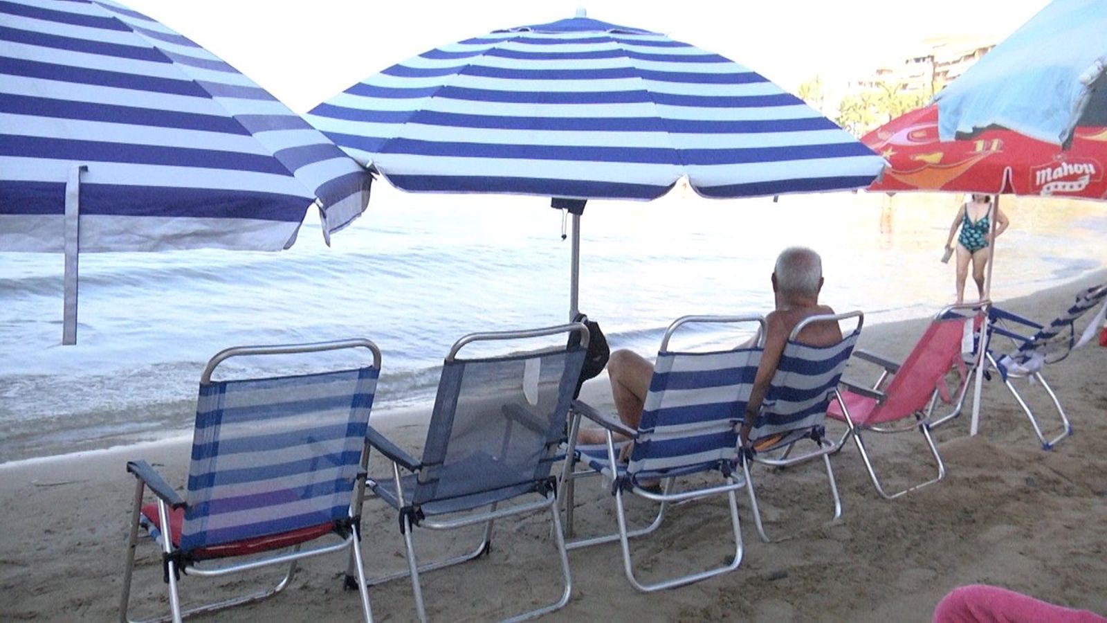 Els para-sols ocupen la platja d'El Cura de Torrevieja
