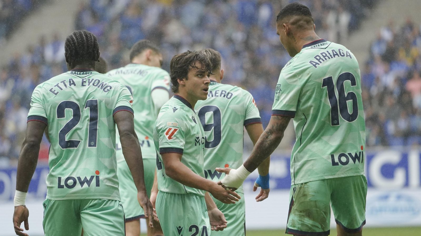 Els jugadors del Llevant celebren un gol al Carlos Tartiere