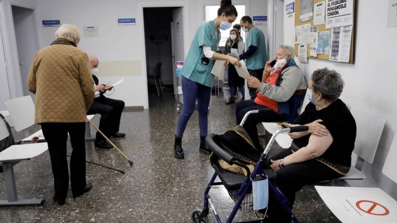 Una sanitària atén persones majors en l'ambulatori del carrer Xile de València en una imatge d'arxiu