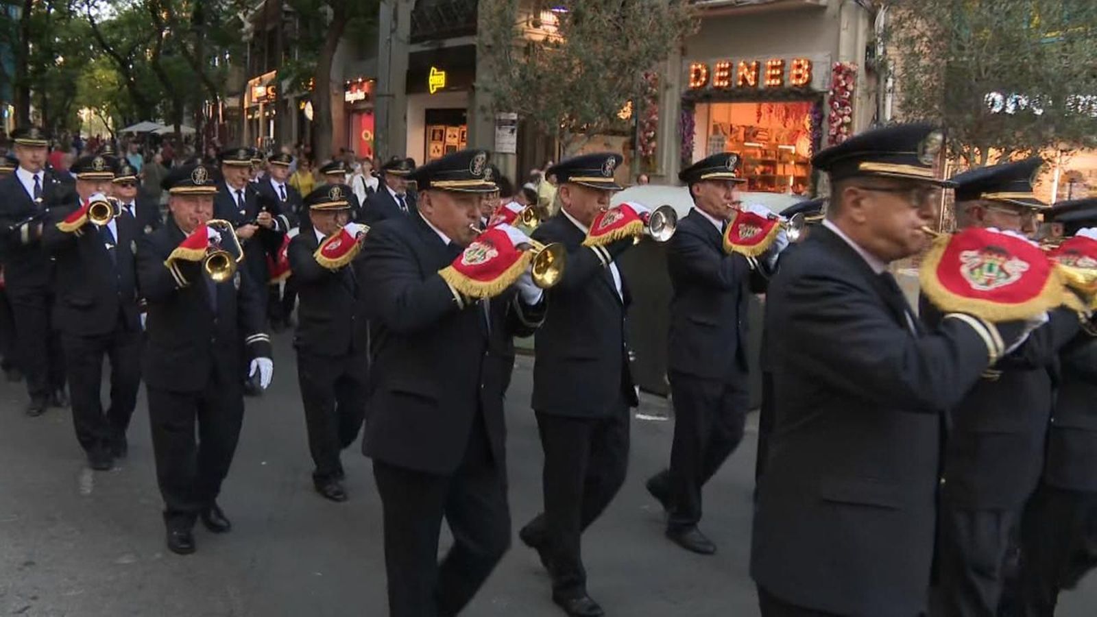 La desfilada de bandes de cornetes i tambors de la Gran Fira de Juliol
