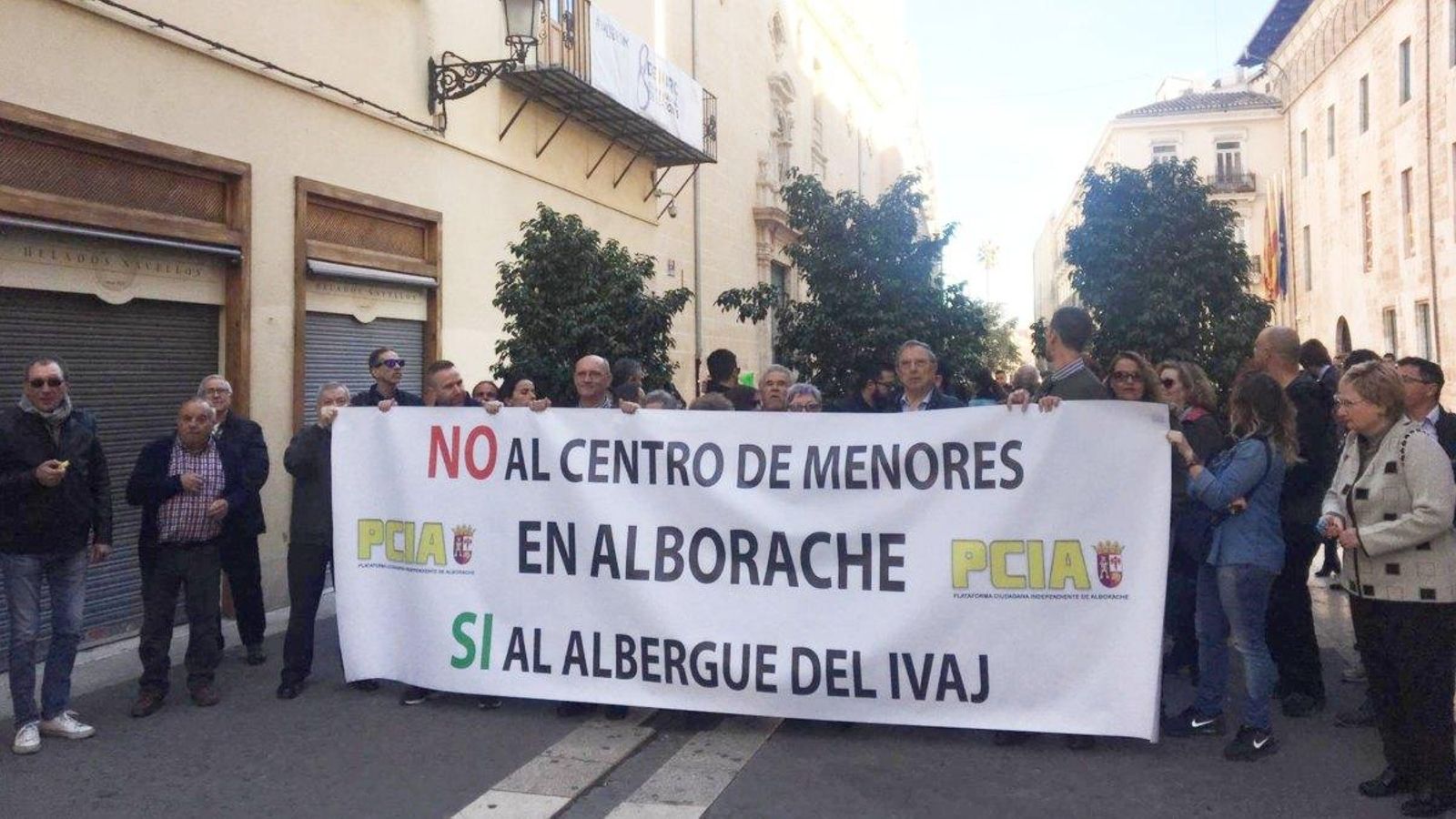 Els manifestants han rebut amb xiulits el president i la vicepresidenta de la Generalitat.