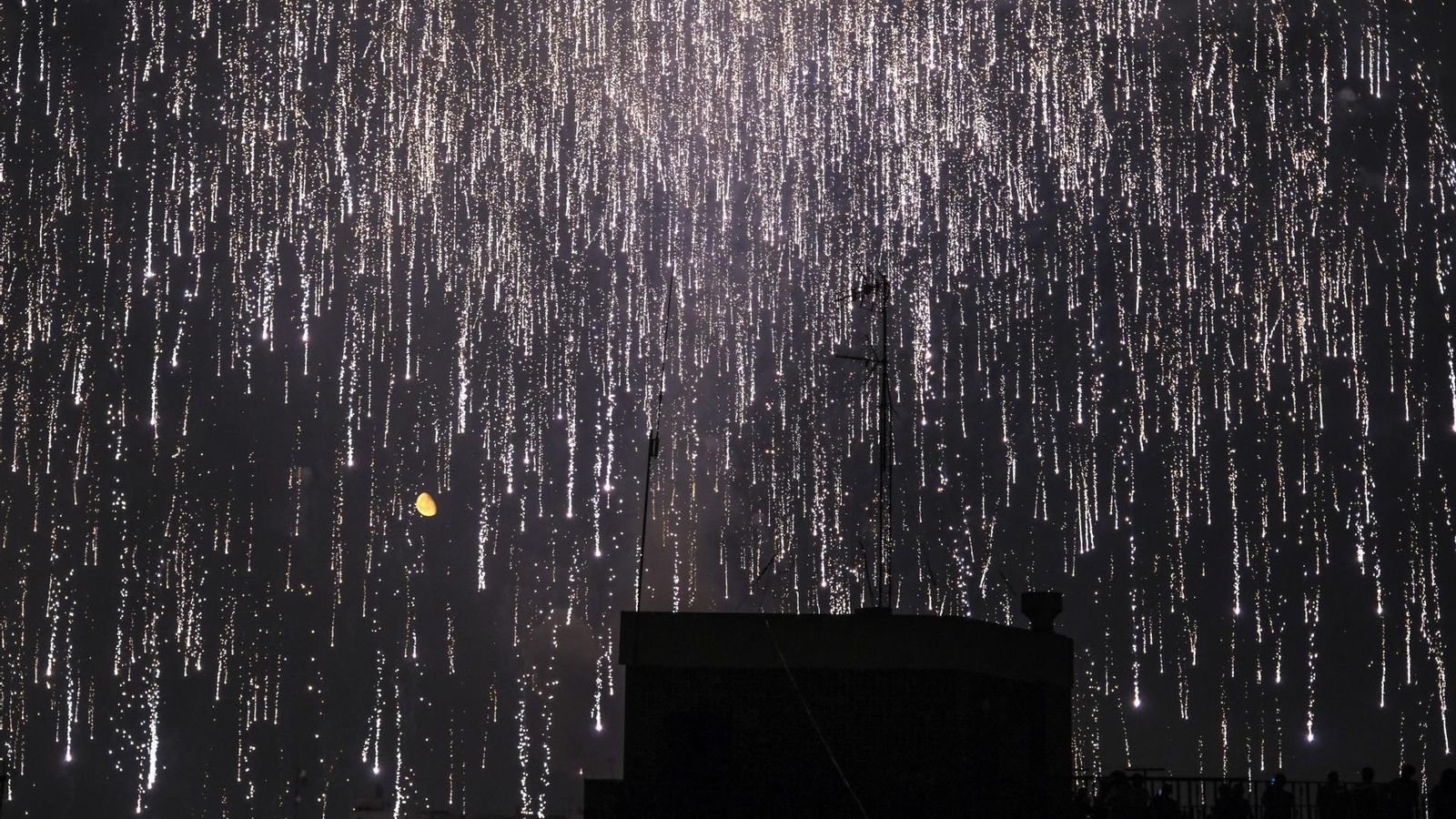 La gran palmera va il·luminar el cel d'Elx, encara que va quedar mig coberta pel fum